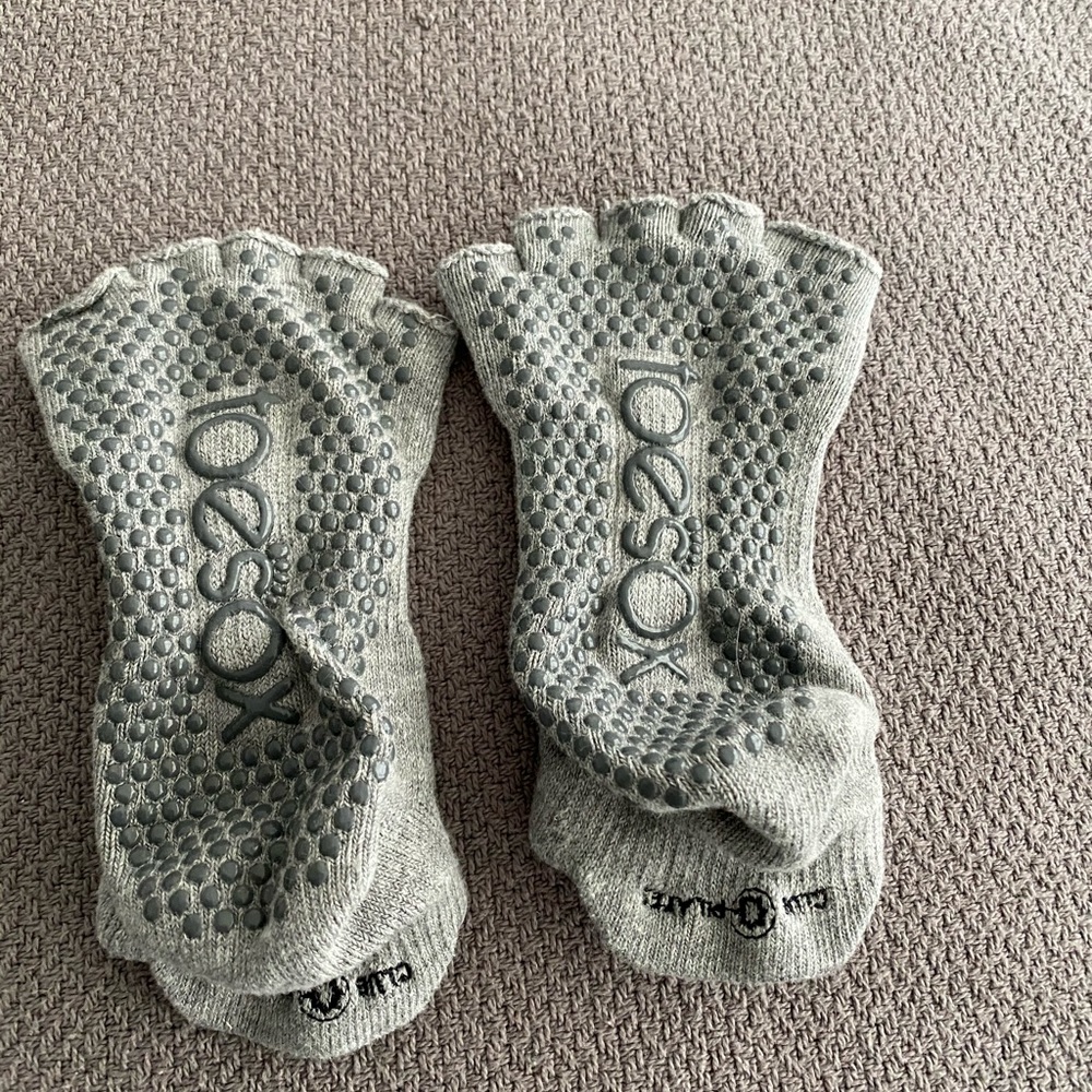 Club Pilates open toe sox small grey